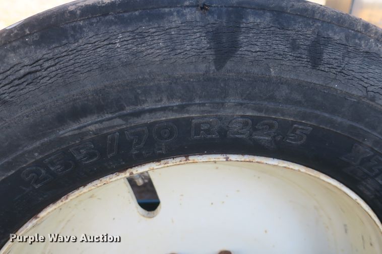 image for item DB10141 Kinze 2600 no-till split row planter