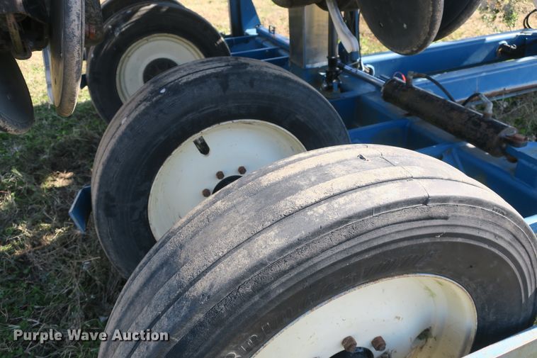 image for item DB10141 Kinze 2600 no-till split row planter