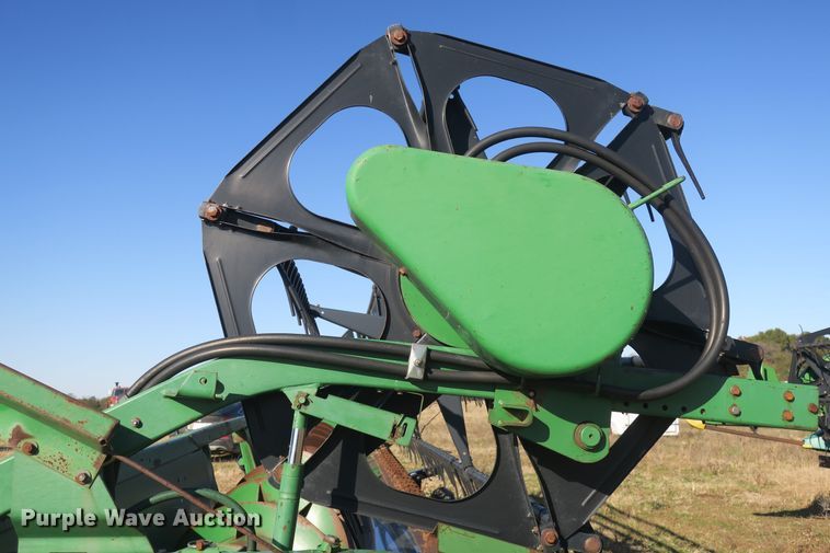 image for item DB10143 1992 John Deere 925 flex head