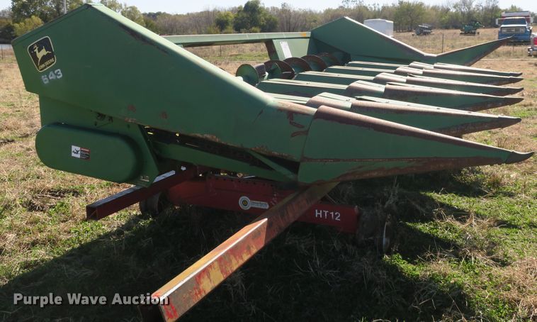 image for item DB10146 John Deere 643 corn head