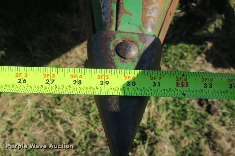 image for item DB10146 John Deere 643 corn head