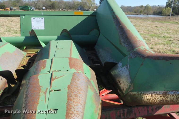 image for item DB10146 John Deere 643 corn head