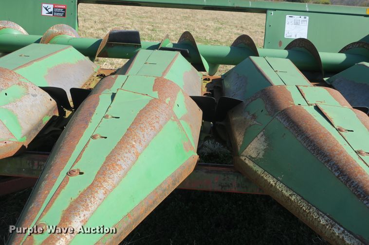 image for item DB10146 John Deere 643 corn head
