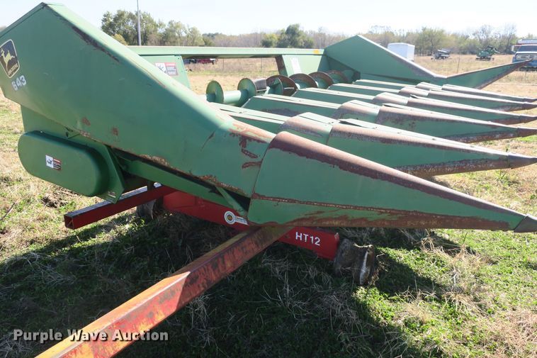 image for item DB10146 John Deere 643 corn head