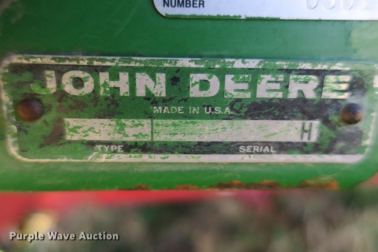 image for item DB10146 John Deere 643 corn head