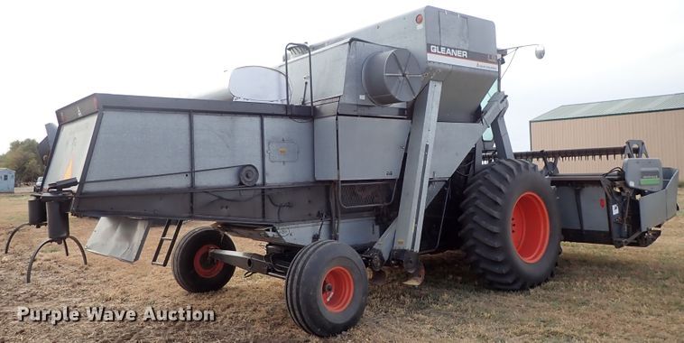 image for item DB7598 Gleaner L2 combine