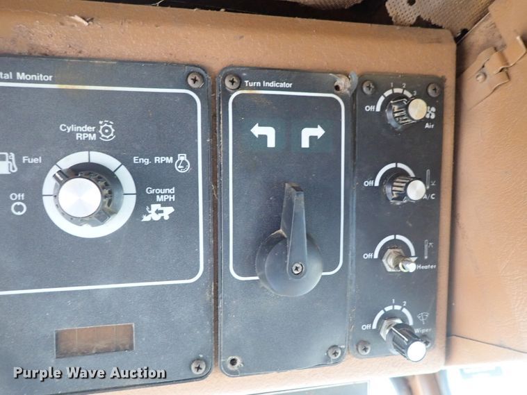 image for item DB7598 Gleaner L2 combine