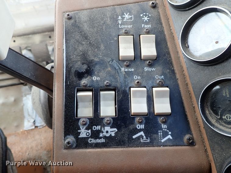 image for item DB7598 Gleaner L2 combine