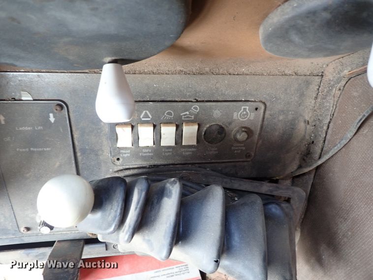 image for item DB7598 Gleaner L2 combine