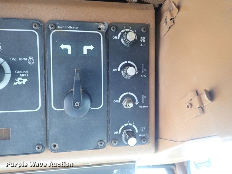 image for item DB7598 Gleaner L2 combine