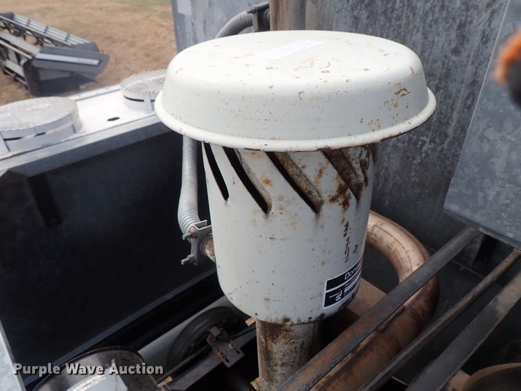 image for item DB7598 Gleaner L2 combine