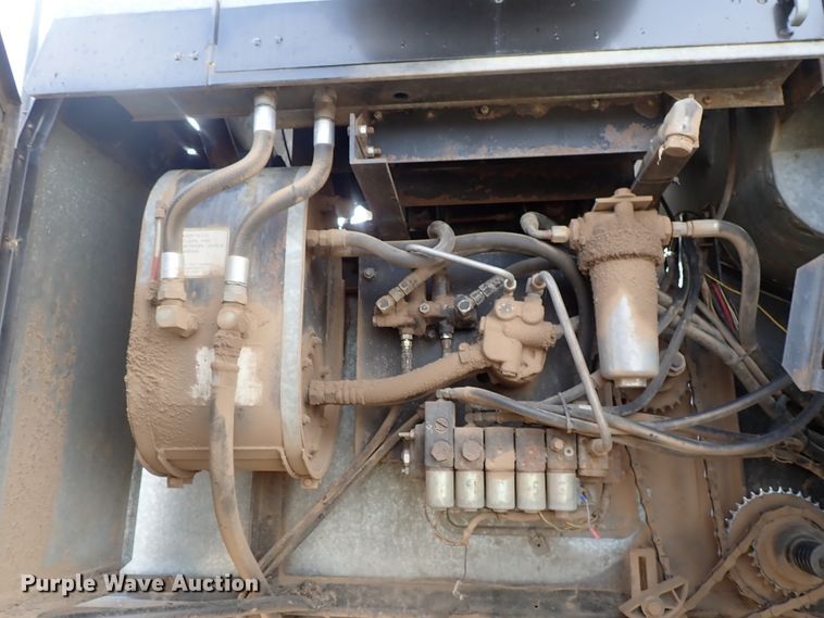 image for item DB7598 Gleaner L2 combine