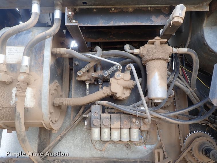 image for item DB7598 Gleaner L2 combine