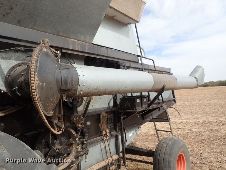 image for item DB7598 Gleaner L2 combine