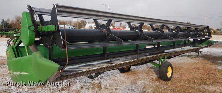 image for item DD4527 2002 John Deere 936D rigid draper head