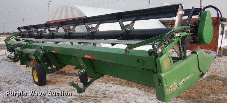 image for item DD4527 2002 John Deere 936D rigid draper head