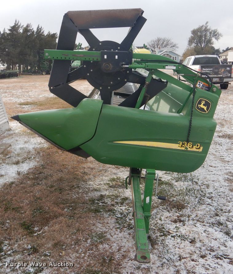 image for item DD4527 2002 John Deere 936D rigid draper head