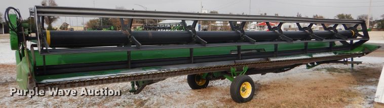 image for item DD4527 2002 John Deere 936D rigid draper head