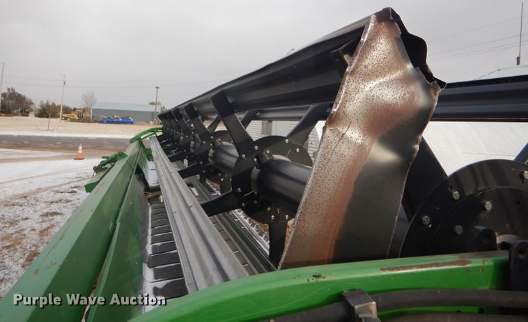 image for item DD4527 2002 John Deere 936D rigid draper head