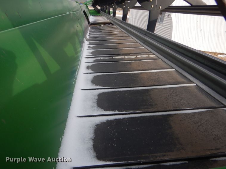 image for item DD4527 2002 John Deere 936D rigid draper head