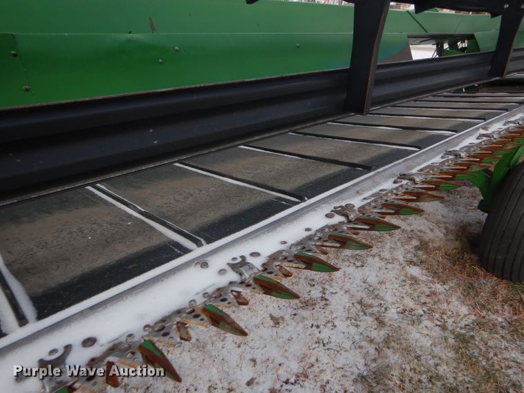 image for item DD4527 2002 John Deere 936D rigid draper head