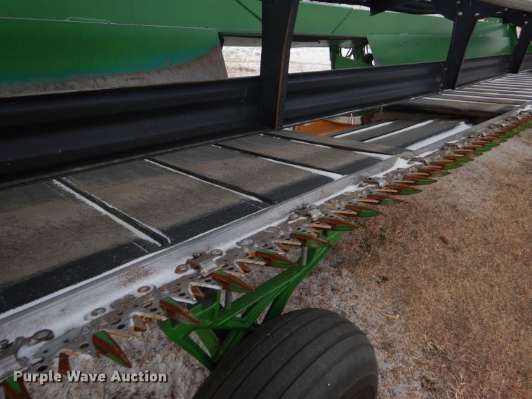 image for item DD4527 2002 John Deere 936D rigid draper head