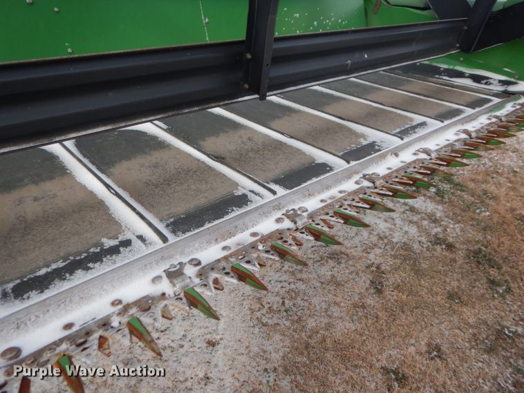 image for item DD4527 2002 John Deere 936D rigid draper head