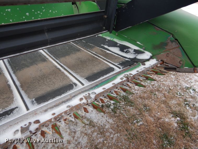 image for item DD4527 2002 John Deere 936D rigid draper head