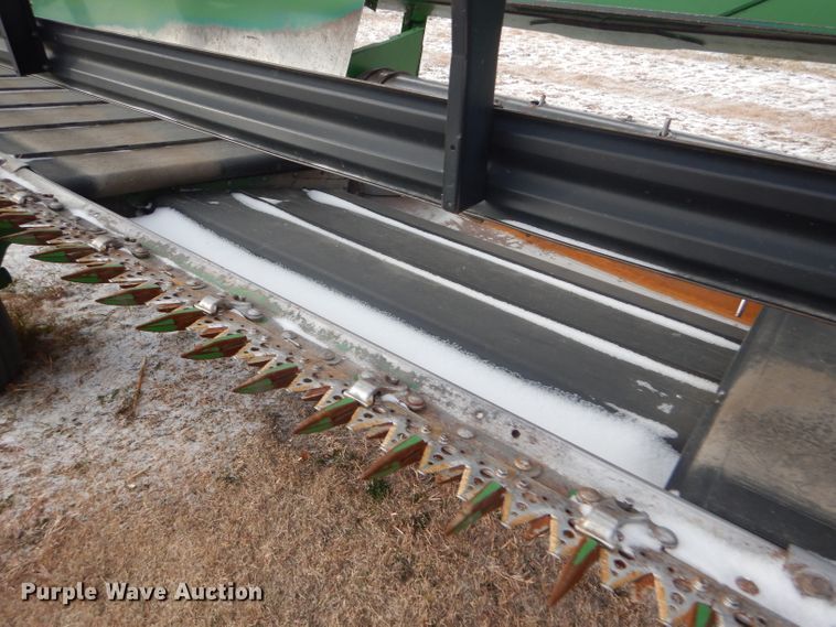 image for item DD4527 2002 John Deere 936D rigid draper head