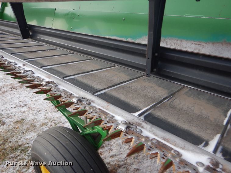 image for item DD4527 2002 John Deere 936D rigid draper head