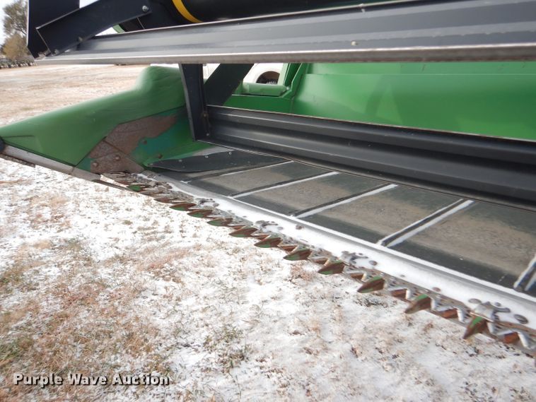 image for item DD4527 2002 John Deere 936D rigid draper head