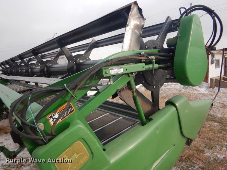 image for item DD4527 2002 John Deere 936D rigid draper head