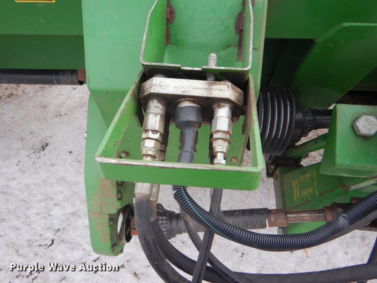 image for item DD4527 2002 John Deere 936D rigid draper head