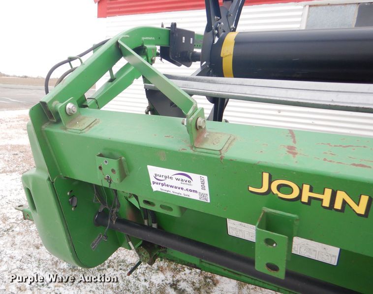 image for item DD4527 2002 John Deere 936D rigid draper head