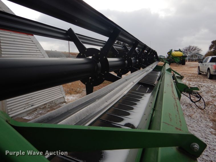 image for item DD4527 2002 John Deere 936D rigid draper head