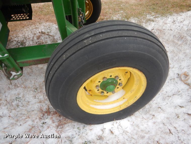 image for item DD4527 2002 John Deere 936D rigid draper head