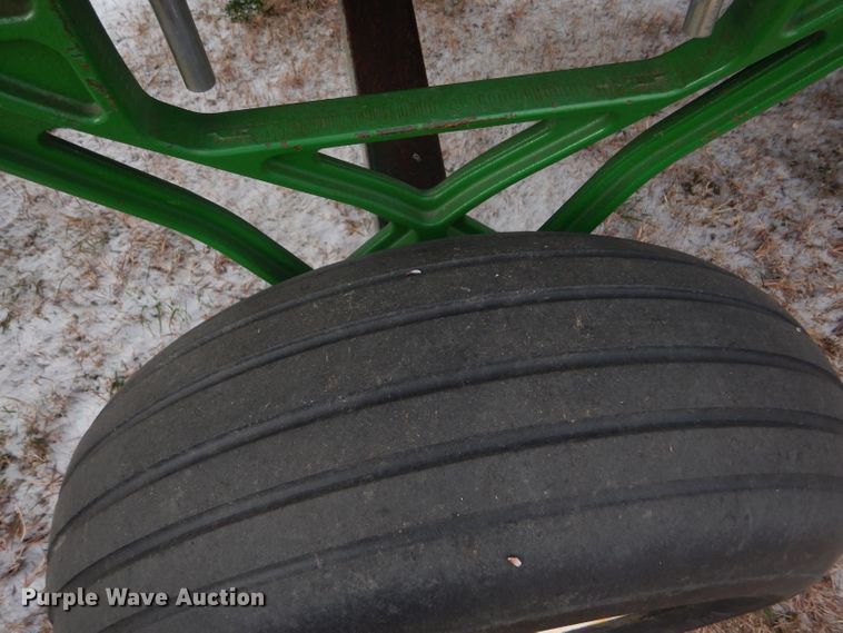 image for item DD4527 2002 John Deere 936D rigid draper head