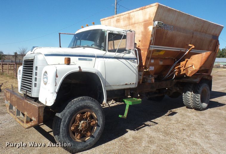 image for item DE2437 1978 International Loadstar 1750 feed mixer truck