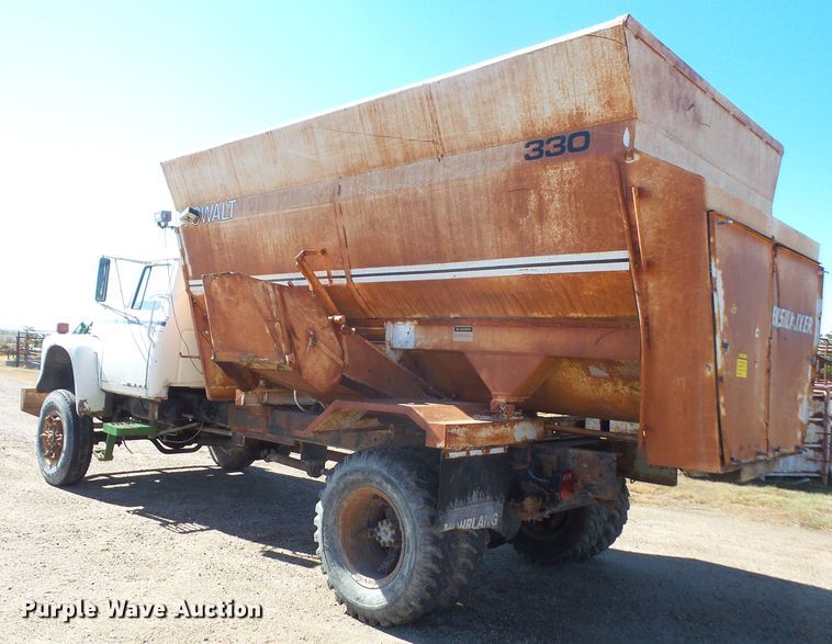 image for item DE2437 1978 International Loadstar 1750 feed mixer truck