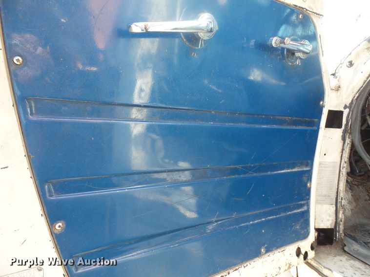 image for item DE2437 1978 International Loadstar 1750 feed mixer truck
