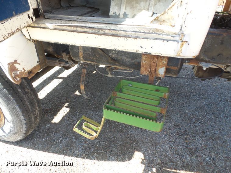 image for item DE2437 1978 International Loadstar 1750 feed mixer truck