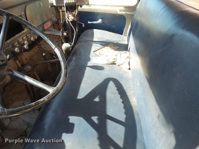 image for item DE2437 1978 International Loadstar 1750 feed mixer truck