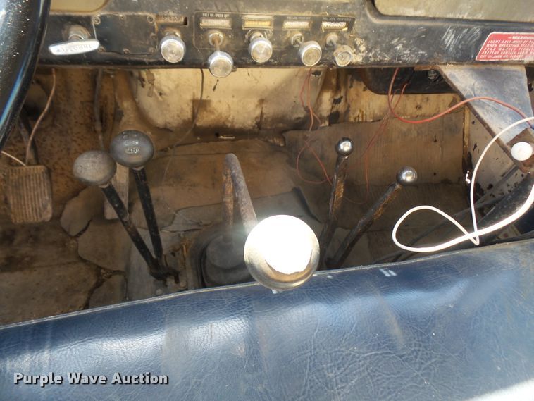 image for item DE2437 1978 International Loadstar 1750 feed mixer truck