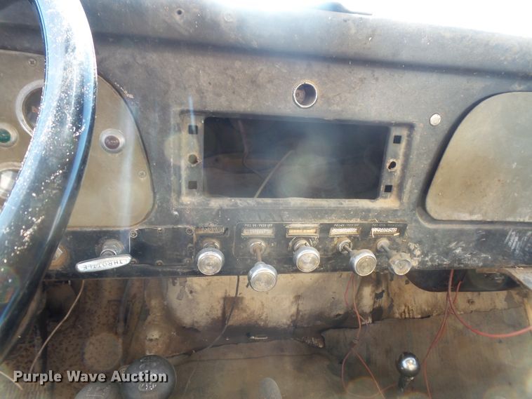 image for item DE2437 1978 International Loadstar 1750 feed mixer truck