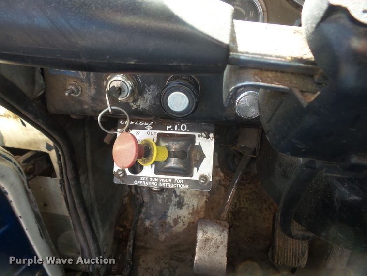 image for item DE2437 1978 International Loadstar 1750 feed mixer truck