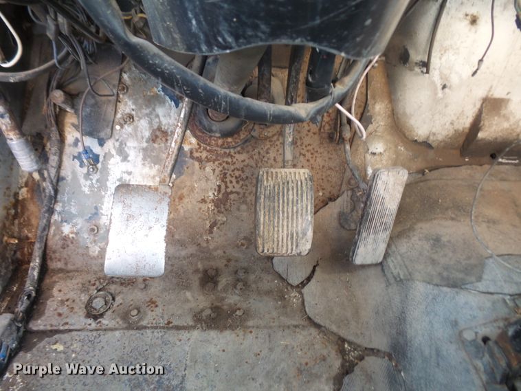 image for item DE2437 1978 International Loadstar 1750 feed mixer truck