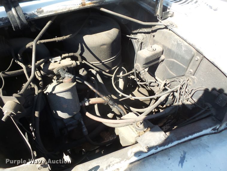 image for item DE2437 1978 International Loadstar 1750 feed mixer truck