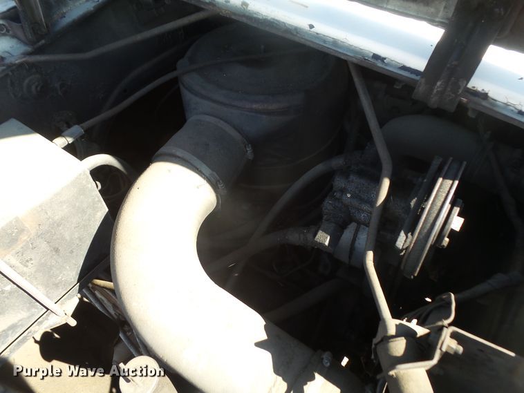 image for item DE2437 1978 International Loadstar 1750 feed mixer truck