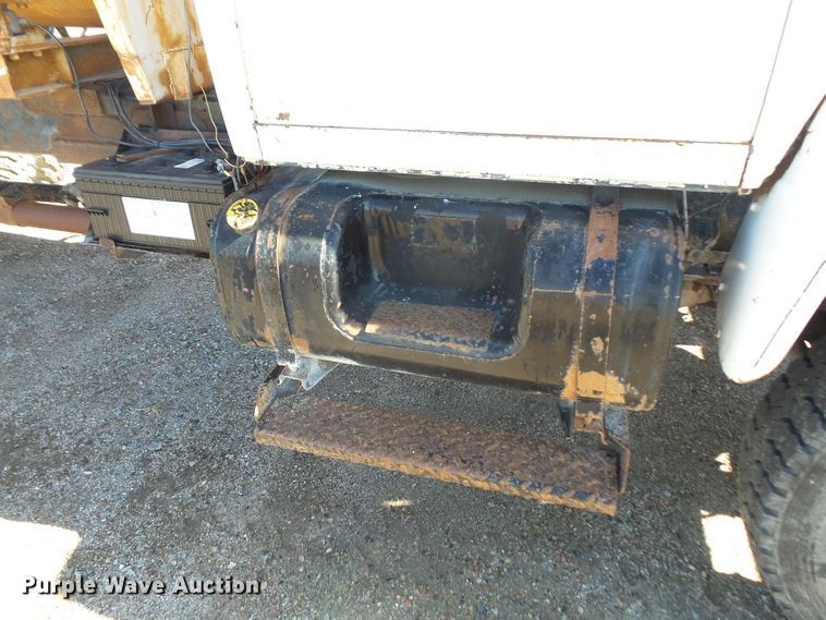 image for item DE2437 1978 International Loadstar 1750 feed mixer truck