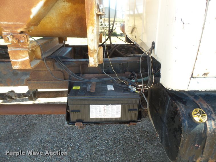 image for item DE2437 1978 International Loadstar 1750 feed mixer truck